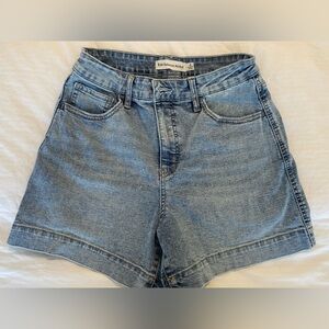 90’s Women’s Light Wash High Rise Denim Jean Shorts Cuffed Hem 4